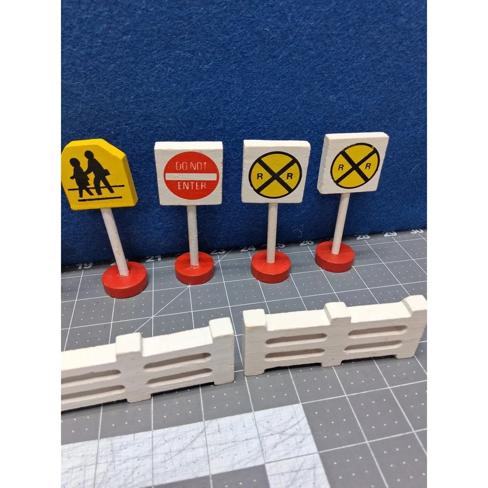 Unbranded Wooden Toy Traffic Signs Utility Poles Fences Figures Set Multicolor